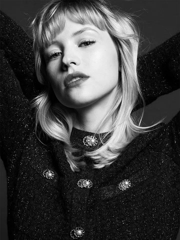 Navy blue wool cardigan from the Fall-Winter 2020/21 Act 1 Ready-to-Wear collection, and navy blue wool pants, look 5, from the Fall-Winter 2019/20 Ready-to-Wear collection. CHANEL accessories, bag & shoes. Photo: Courtesy of CHANEL.