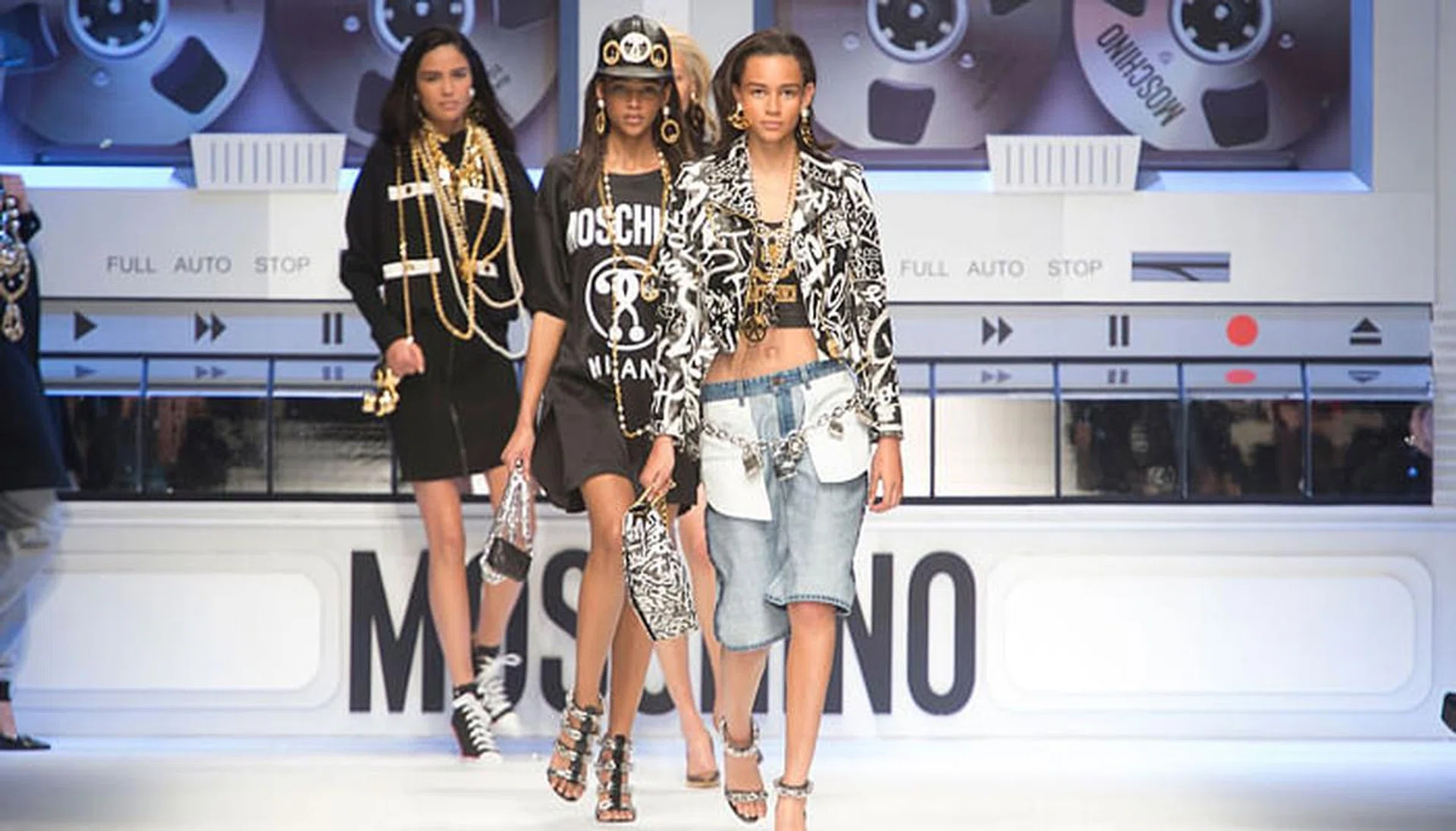 moschino fw16 livestream
