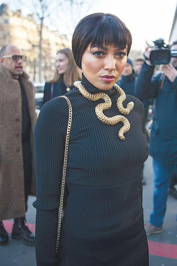 Score brownie points with a decorative gold necklace. (Photo: Showbit)