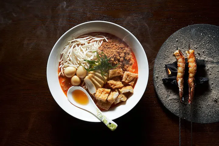 Laksa, Grilled Prawns, Smoked Onsen Quail Eggs from 15 Stamford by Alvin Leung (Photo: The Capitol Kempinski Hotel)