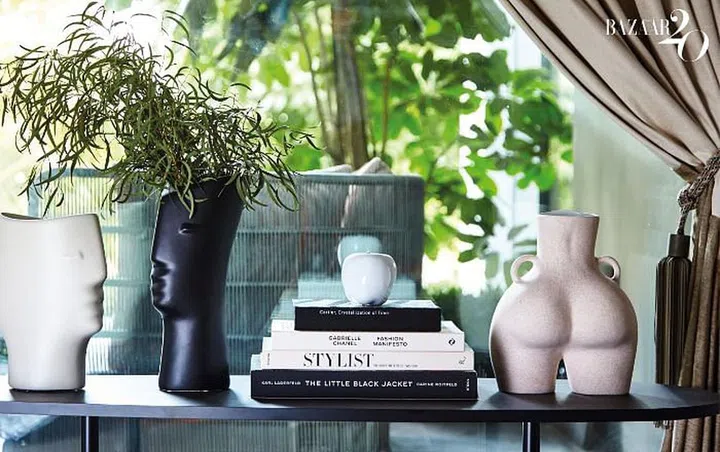 Some of
Lee’s favourite fashion books, with vases by Rometti.