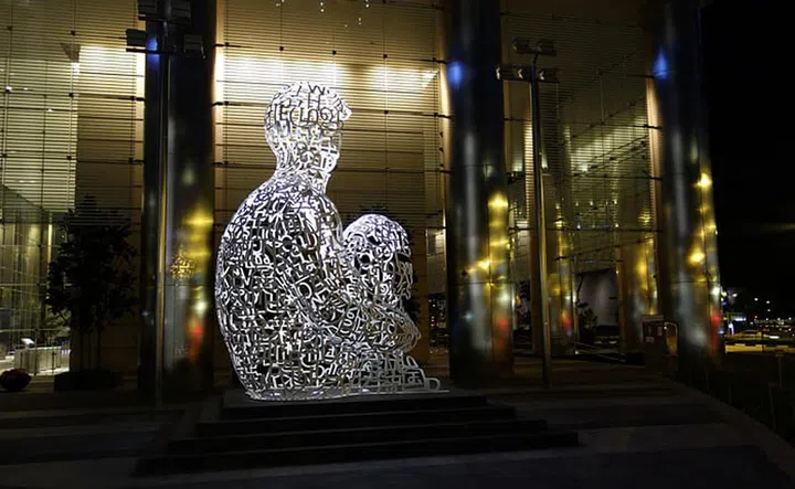 Spanish sculptor Jaume Plensa's Singapore Soul is one of the many gems of public art at Collyer Quay. Unlike other sculptures around the area, you can either get a shot in front of the sculpture or inside a corner. Day or night, the lighting is always perfect. 

Photo: Jaume Plensa