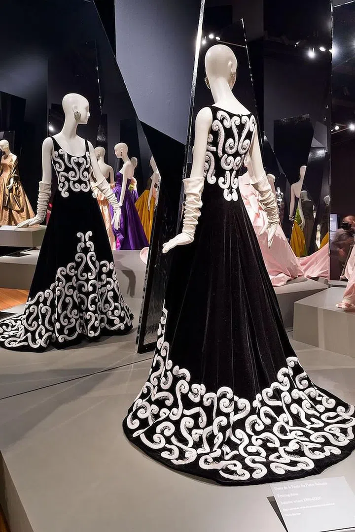 Oscar de la Renta for Pierre Balmain, Evening Dress, fall/winter 1999–2000, silk velvet, silk embroidery, and silk 