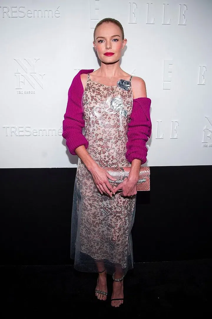 Getty
Want to add an insouciant edge to an evening dress? Instead of turning to a leather jacket for a juxtaposition, choose an oversized cardigan instead. Allow it to fall off your shoulders in a nonchalant fashion. Photo: Getty 
