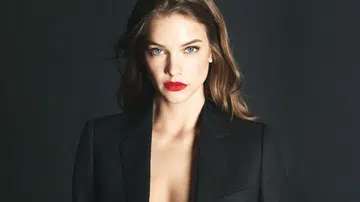 The Power Fabric Foundation Perfects Your Complexion and Stays On All Day - Barbara Palvin