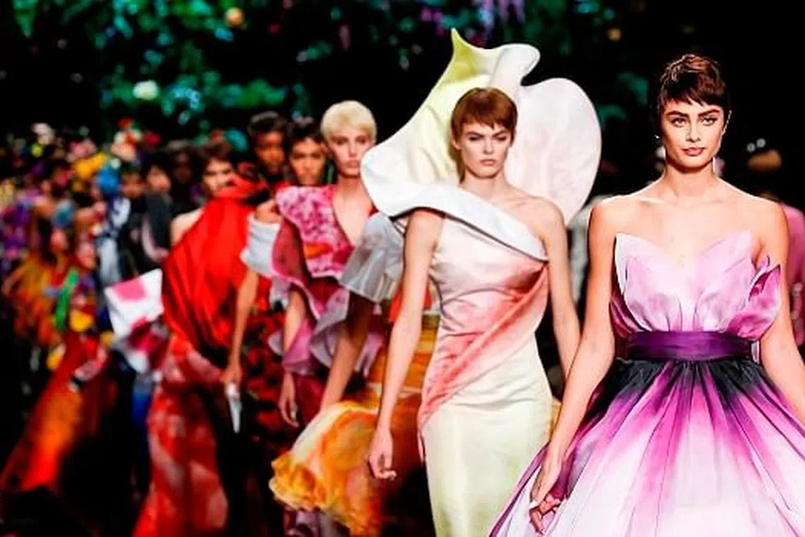 Milan Fashion Week: 10 Best Looks From Moschino Spring/Summer 2018 ...