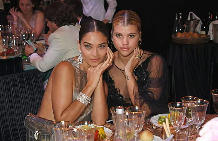 Omg, the face- touching, are they crazy? 