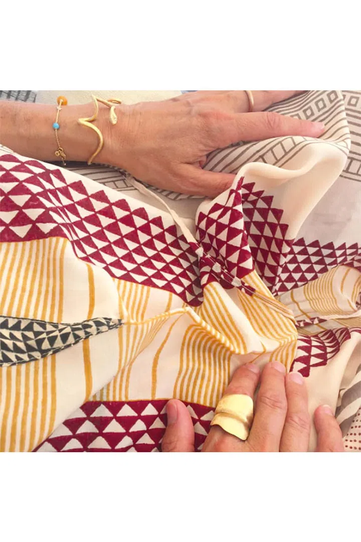 An outfit is only complete with jewellery. I always wear my Leaves ring and Snake bracelet designed by my father. To add some glamour for the evening, I bring along my big Lotus ring and Love Bands diamond earrings.
