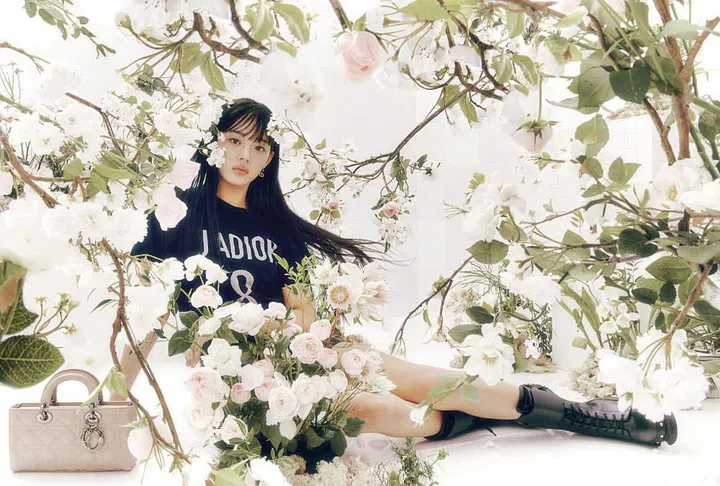 On Minji: T-shirt; skirt; 30 Montaigne earring; D-Renaissance multi finger ring; cannage lambskin Lady D-Joy bag; Diorquake boots, Dior.

Photo: Park Jongha
