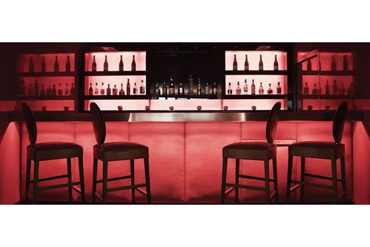 It's practically a given that an airline lounge in Paris would be stocked with great food. This one serves wines and a menu selected by none other than Michelin-starred chef Alain Ducasse. These gourmet dishes could include pan-seared sea scallops, beef fillet, or sea bass. It's all served with high-end table service.