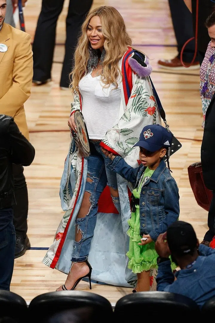 In a Gucci kimono at the NBA All-Star Game. Photo: Getty 