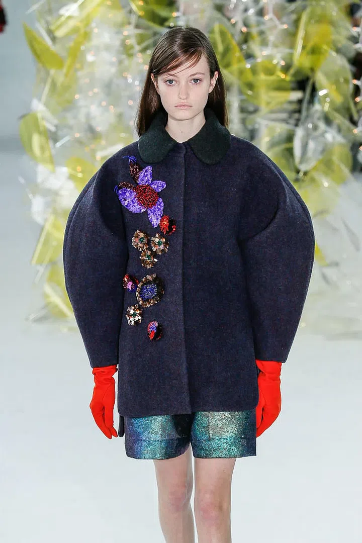 For Fall/Winter 2016, Delpozo's creative director Josep Font was inspired by the Art Deco and Expressionist architecture in Fritz Lang’s 1927 film, 'Metropolis'.

The architect-turned-fashion designer served up dresses and separates of sculpted silhouettes and exaggerated volumes in a metallic color palette inspired by the sci-fi film.