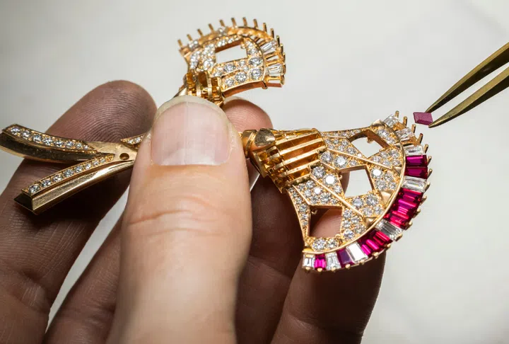 van cleef & arpels | Fleur de lotus Mystérieuse clip craft