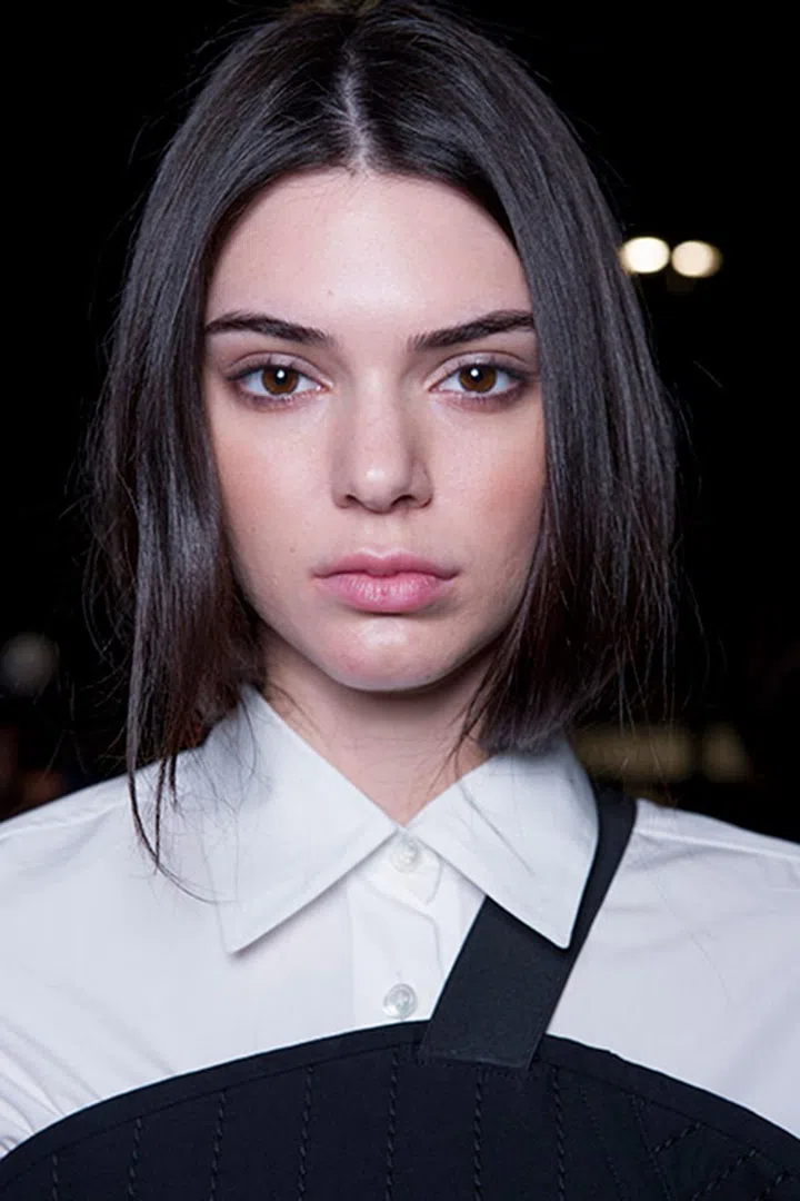 Strong brows, flawless skin with contoured cheeks and glossy hair tucked into the collars formed the look at Vera Wang.