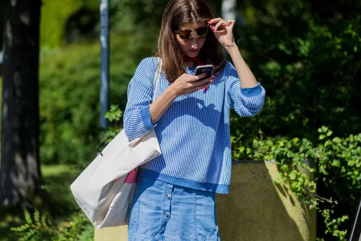 Model looking at phone - How to digitally detox