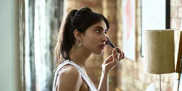 Model Makeup Mirror