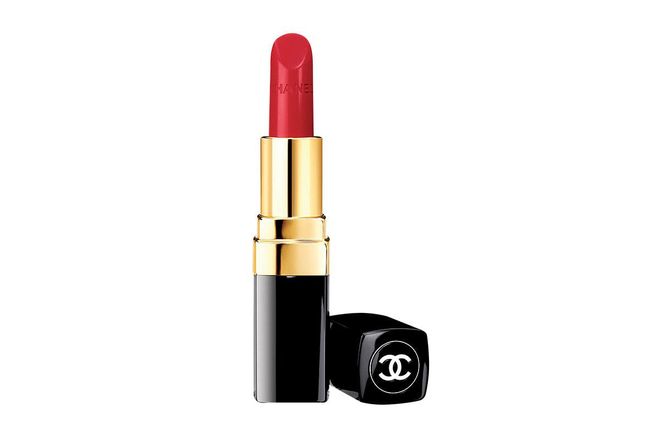 Formulated with three botanical waxes and a unique polymer film, this creamy lipstick envelops lips in a hydrating cocoon and ensures long-lasting wear.