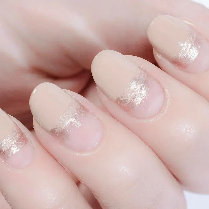 Dry brushed golden ribbons add just the right amount of sparkle to your wedding look. Photo: @cassmariebeauty
