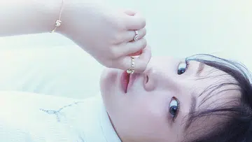 Minji NewJeans wearing Chanel No. 5 Jewellery rings and bracelet