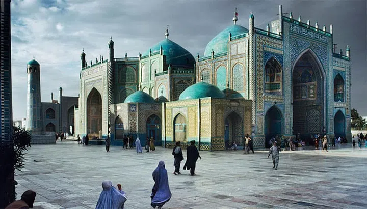 Salat at Blue Mosque in Mazar-e-Sharif (1992) by Steve McCurry. Image courtesy of Beetles + Huxley​