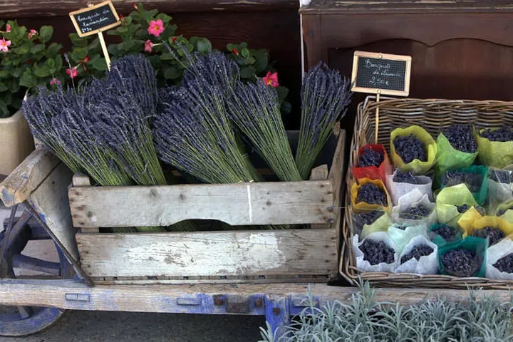 As the working week closes, it’s splendid idea to fill the bedroom with the calming scent of lavender. The bitter floral fragrance will lull your senses to a satisfying rest, preparing you well for the weekend. (Photo: Getty)