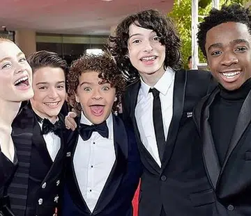 golden globes 2018 stranger things angelina jolie zoe kravitz margot kendall gadot naomi millie meryl zoe tracee america natalie dakota diane emilia