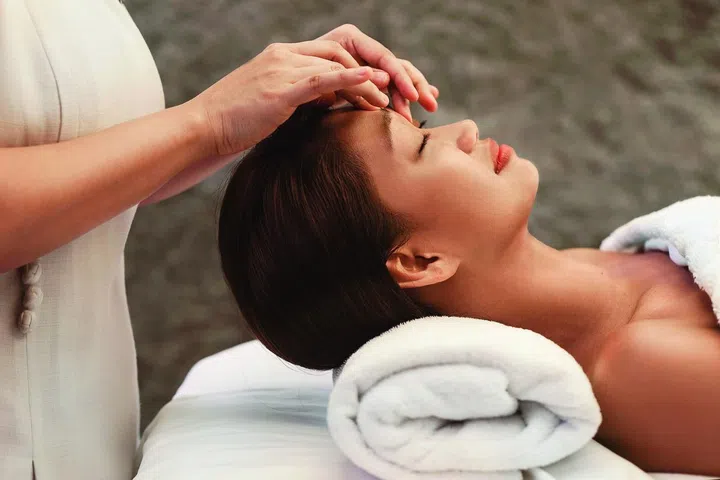 SB0115_Beauty_News_Facial Oil Massage - mid