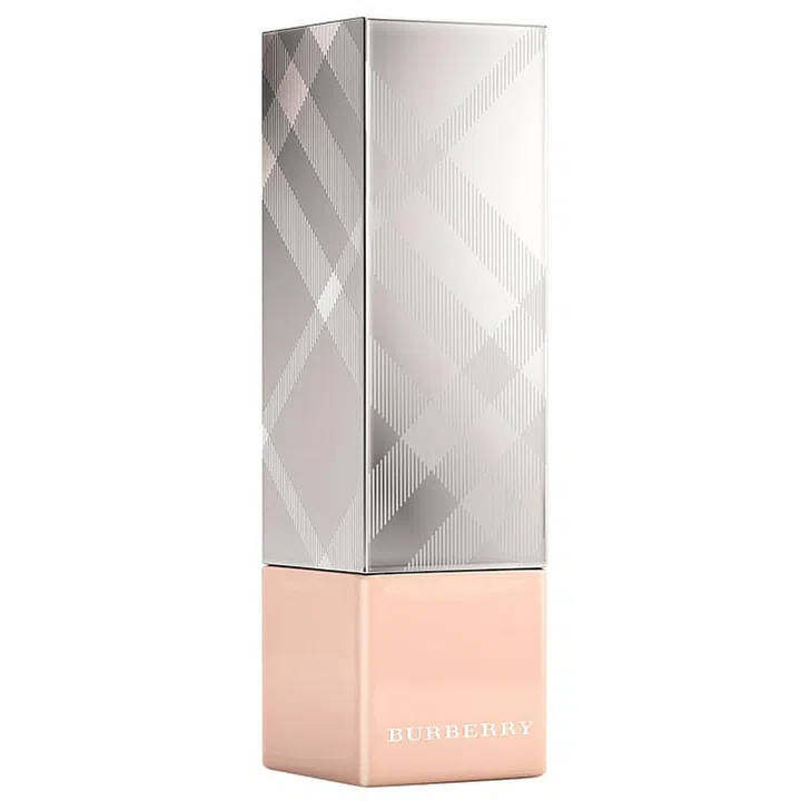 Enriched with skincare ingredients, this fends off dullness-causing free radicals for a plump and radiant complexion.