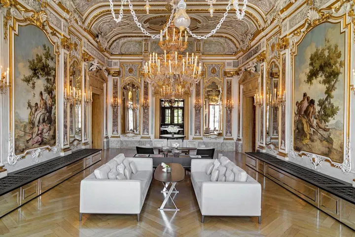 George and Amal Clooney hosted their wedding at the opulent Aman Venice back in 2014, bringing Brad Pitt, Angelina Jolie, and Cindy Crawford (among many others) along for the celebrations. This 16th century palazzo was purchased by luxury hotel group, Aman, and reincarnated as one of Venice’s most jaw-dropping boutique hotels, fusing aristocratic charm with modern amenities. With picturesque views across Venice’s Grand Canal, exquisite interiors, and Aman’s unparalleled reputation for luxury, it’s no wonder that it has continued to attract a star-studded guest list.