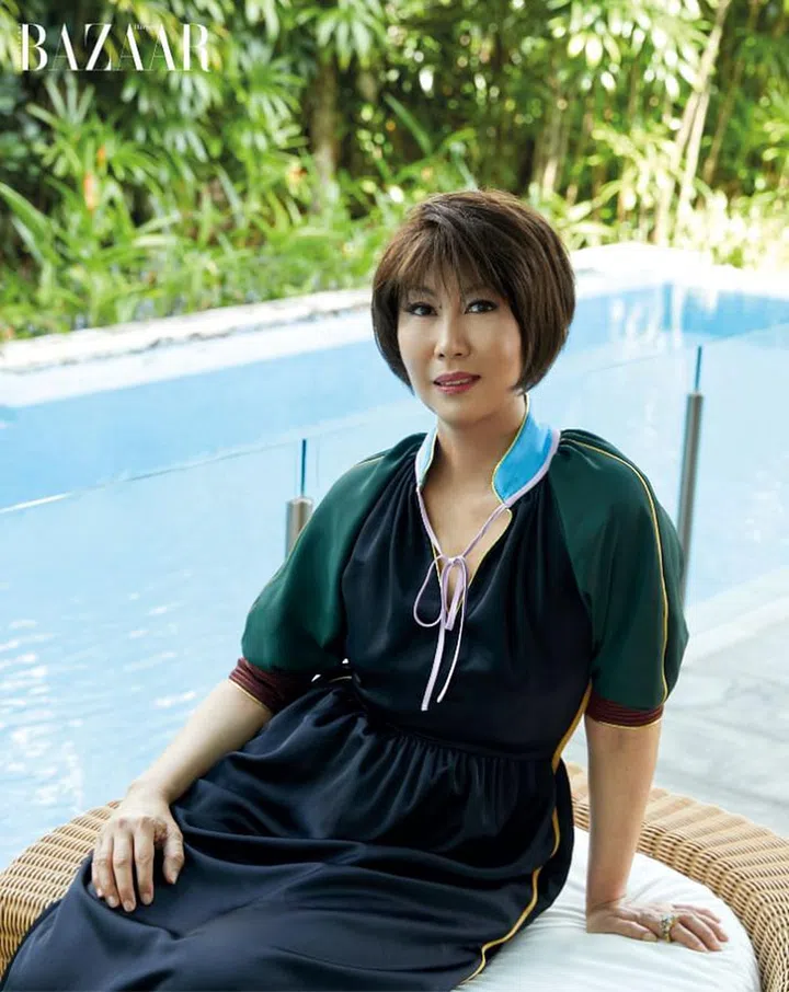 Fashion can be simple yet stylish, as the good doctor proves in a Tory Burch dress and her own bling.