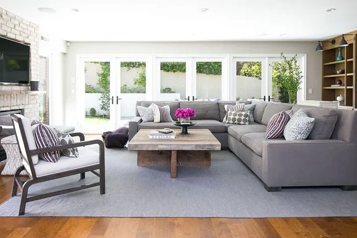 40 Modern Living Rooms For Stylish Holiday Entertaining | Harper's ...