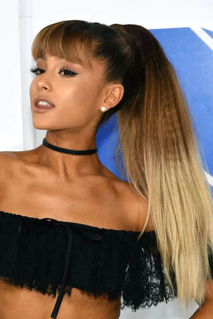 Grande makes a swingy statement with an ultra-long, triple-ombré ponytail and '90s-inspired crimped pieces.