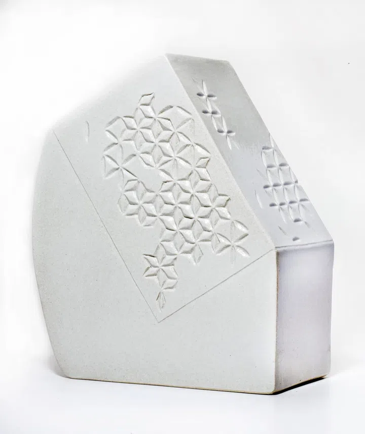 27.5cm (H) x 22cm (L) x 11.5cm (W)