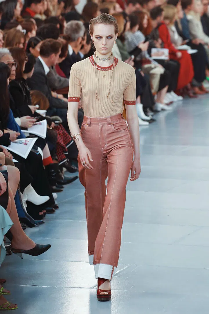 Chloé's earthy get-up is festive-minimalist envy.

Photo: Showbit