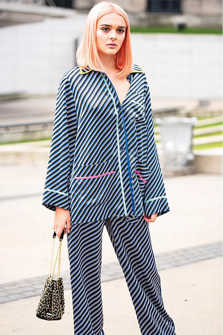 Polished hair and 
an embellished bag 
are a must with a pyjamas‑inspired ensemble.