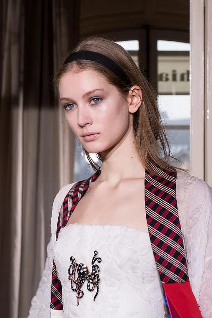 A wash of grey eyeshadow and nondescript headband is a fuss-free take on soft sensuality. 

Photo: Getty Images