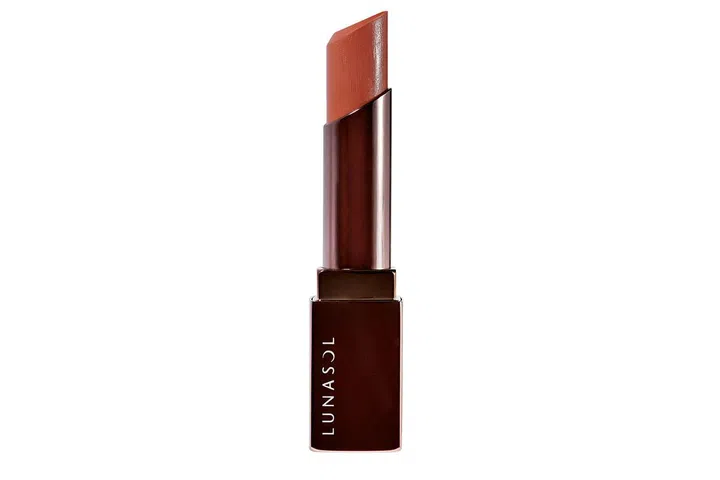 A perfect blend of warm and cool tones to to complement most skin tones without making you look washed out.
