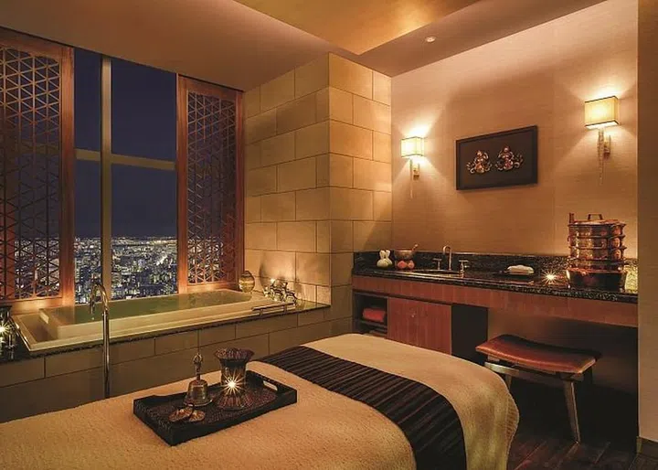 Earthy tones paired with Tibetan-style decorations make for a soothing environment
