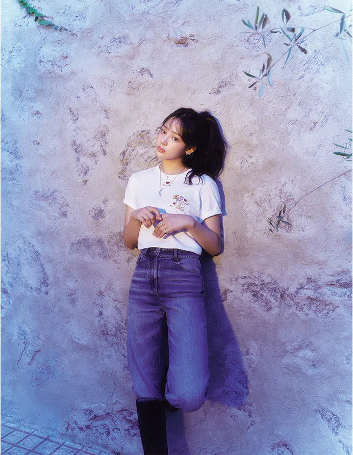 Minji NewJeans wearing Chanel No. 5 Jewellery necklace and rings