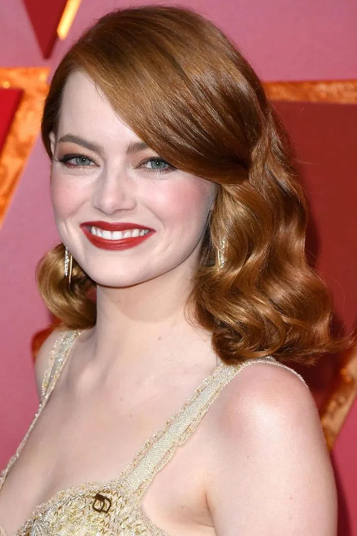 Emma Stone channels head-to-toe Old Hollywood glamour. Photo: Getty