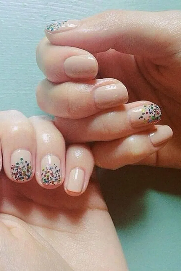Get NYE–ready with jewel-tone accent glitter.
@deborahlippmann