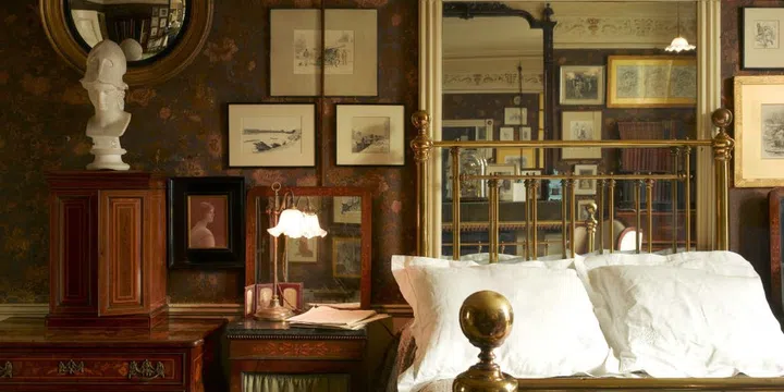 Art gallery bedroom hotels