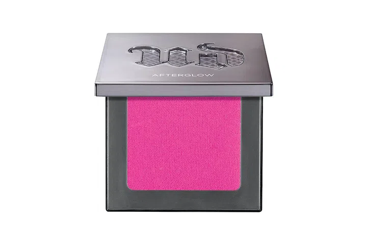 With a buildable and finely milled texture, it makes for foolproof application that lasts all day.