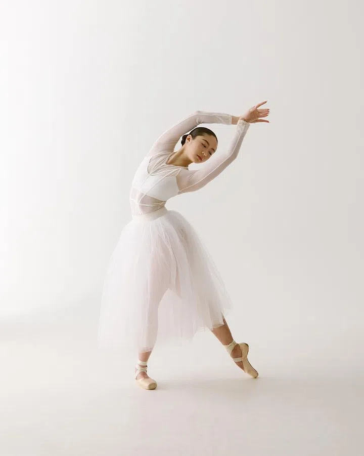 Van cleef arpels Ballet Précieux Clips | dancer megan sophie lau posing similarly as the castilla clip