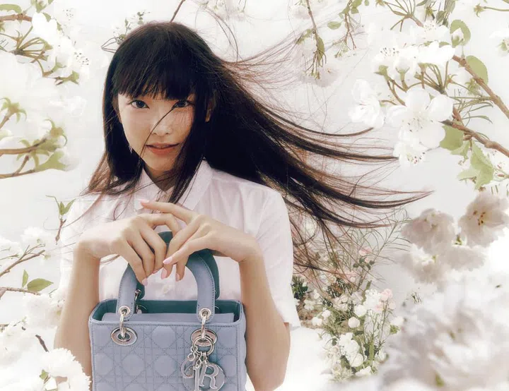 On Haerin: Shirt; Lady Dior small bag, Dior.

Photo: Park Jongha