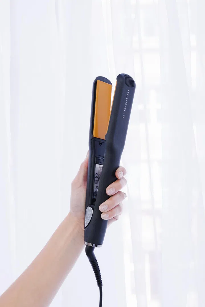 GlamPalm fits snugly into your hands for easy styling