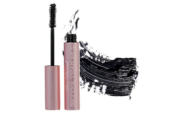 Its film-forming polymer fattens individual lashes, while the hourglass-shaped brush reaches the tiniest lash for a dramatic effect.