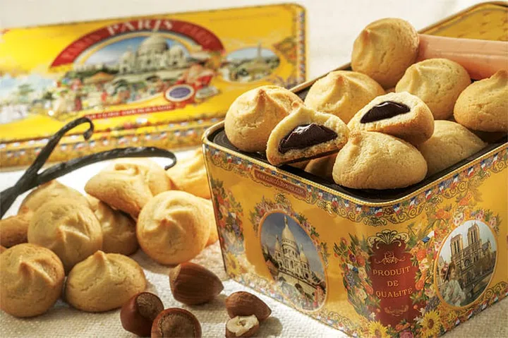 Bringing to mind Christmas pantomimes and children’s laughter are the sweet treats found at La Cure Gourmande. With walls after walls of biscuits, madeleines, cakes and nougats all up for grabs—to your heart’s content, literally—the historic French candy store instantly turns customers into modern day Hansels and Gretels.