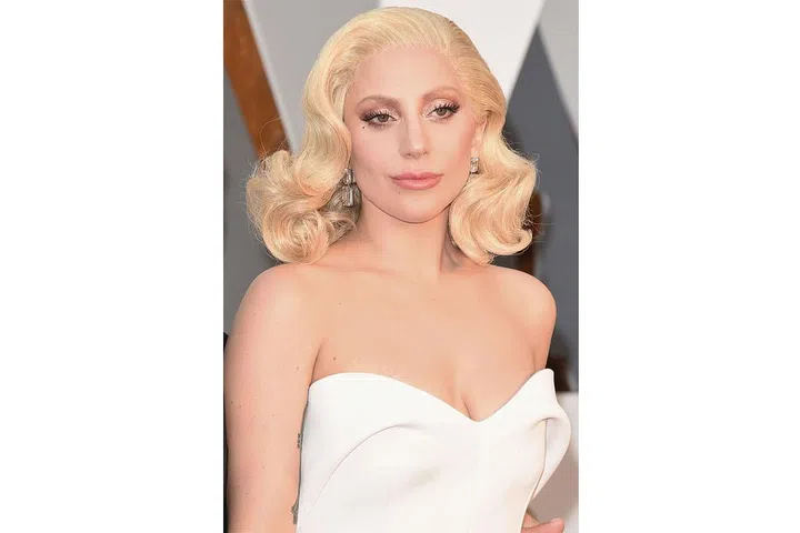 Lady Gaga’s wavy curls, exaggerated lashes and knock-out jewels brings us back to the days of old Hollywood glamour – divine! 