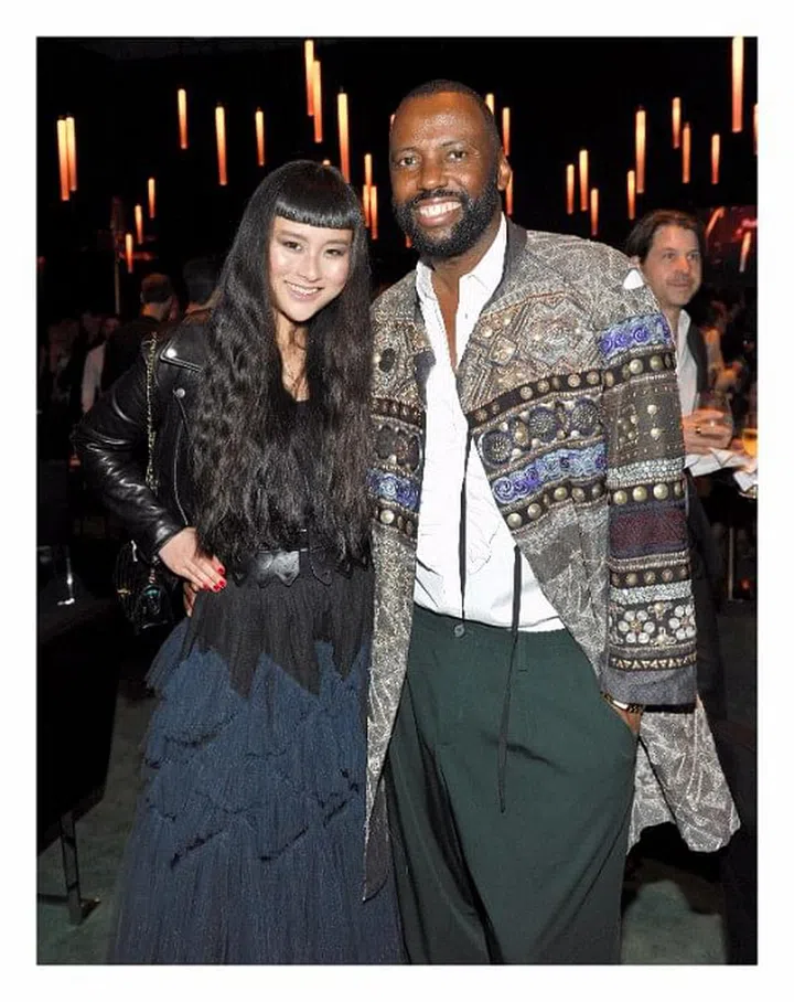 The model cosies up with Creative Movement Consultant Galloway with nary a T.O.P. in sight